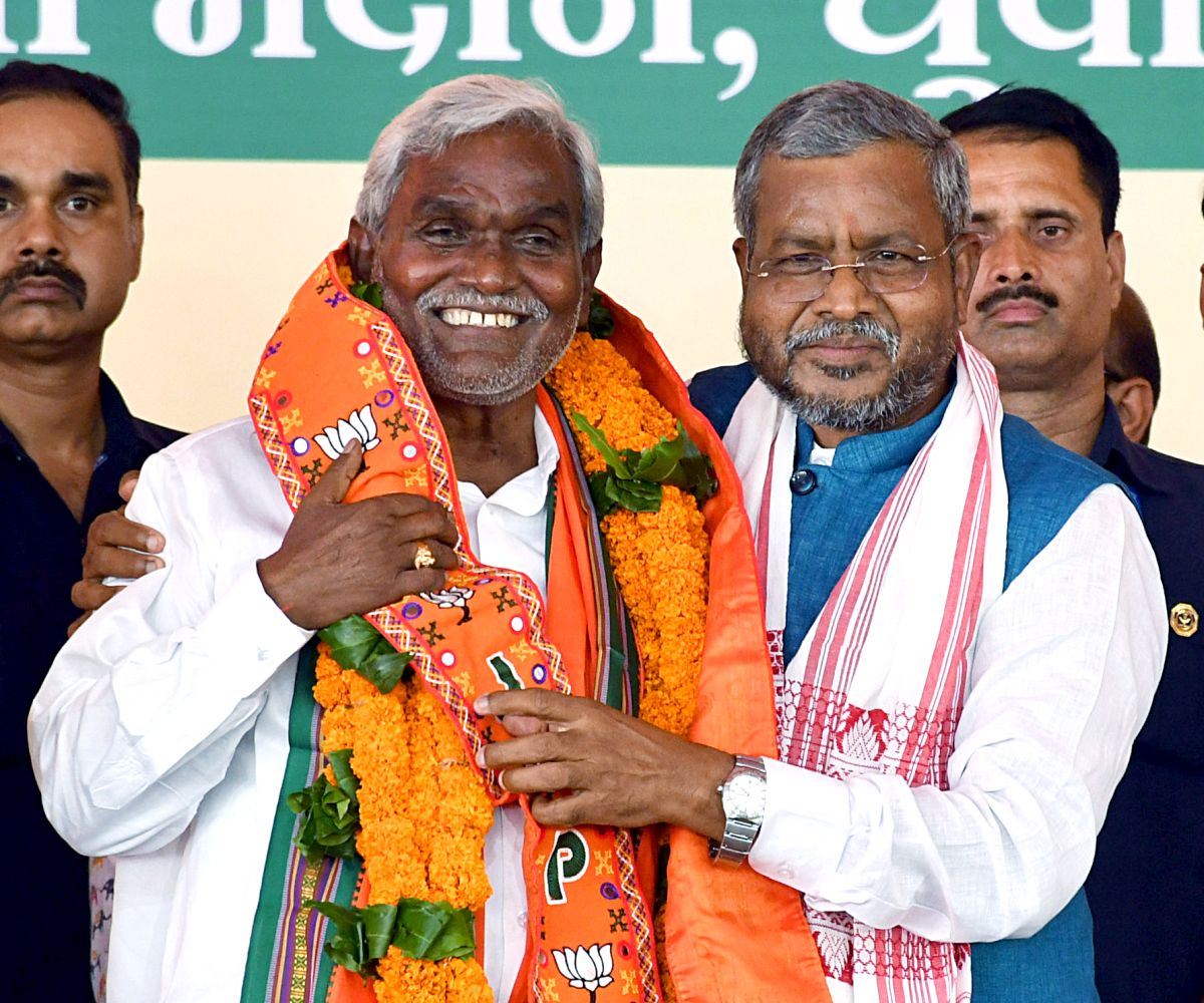 झारखंड के पूर्व मुख्यमंत्री चंपई सोरेन भाजपा में शामिल, शिवराज सिंह चौहान ने की तारीफ।