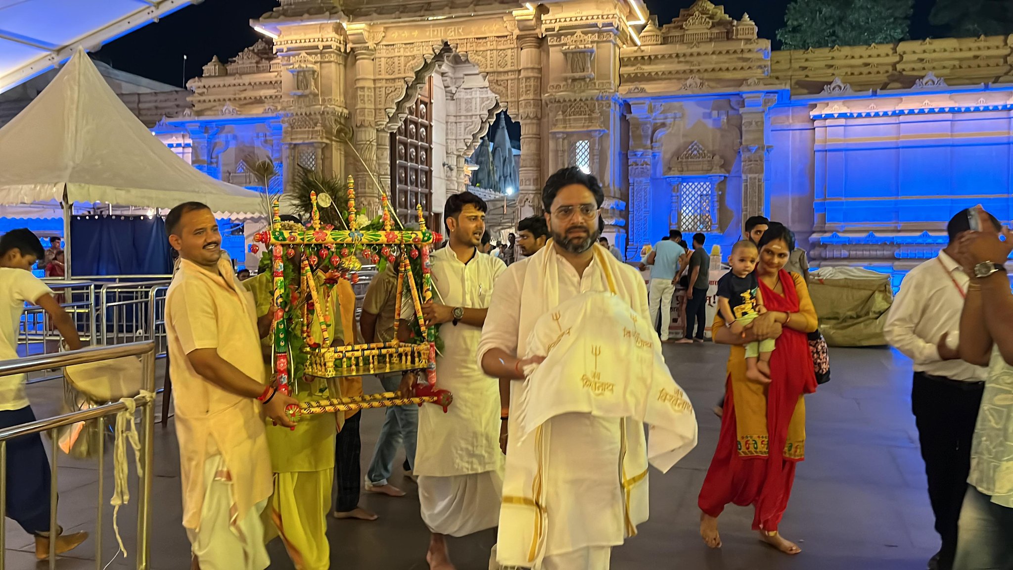 काशी विश्वनाथ धाम में पहली बार जन्माष्टमी: बाबा संग विराजे लड्डू गोपाल, बीएचयू परिसर में भी सजी विभिन्न झांकियां; देख तस्वीर।