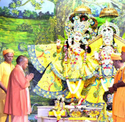 यूपी : सीएम योगी ने श्री कृष्ण जन्माष्टमी से पहले बांके बिहारी मंदिर में की पूजा-अर्चना, ब्रजवासियों को दी ये बड़ी सौगात।