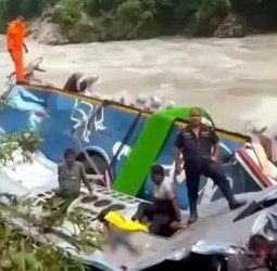 नेपाल में बड़ा हादसा, 40 यात्रियों को ले जा रही भारतीय बस नदी में गिरी, 14 की मौत, 16 को बचाया गया।