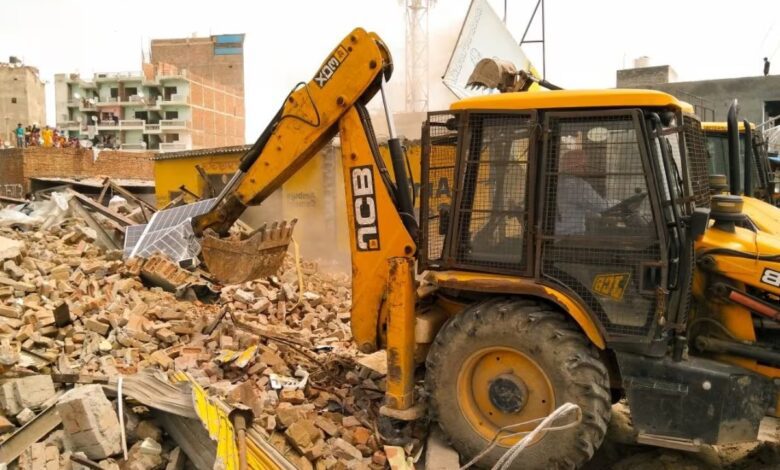 योगी सरकार का बड़ा एक्शन, सपा नेता मोईद खान के मल्टी कॉम्प्लेक्स पर बुलडोजर चलाकर किया ध्वस्त।