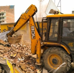 योगी सरकार का बड़ा एक्शन, सपा नेता मोईद खान के मल्टी कॉम्प्लेक्स पर बुलडोजर चलाकर किया ध्वस्त।