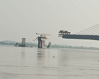 बिहार में एक और पुल का स्ट्रक्चर हुआ ध्वस्त, सुल्तानगंज में पिलर संख्या 9 गंगा में समाया; सामने आया हैरान करने वाला वीडियो।