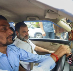 काफिला छोड़कर उबर कैब में बैठे राहुल गांधी: ड्राइवर बोला- दिल्ली के सारे फ्लाईओवर कांग्रेस ने बनवाए, राहुल बोले- हां, आसमान से तो नहीं गिरे।