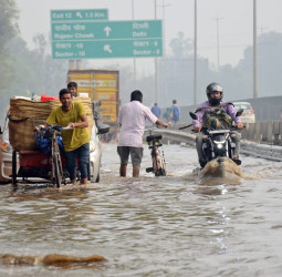 दिल्ली में लगातार बारिश के कारण कई इलाकों में जलभराव, ट्रैफ़िक जाम।