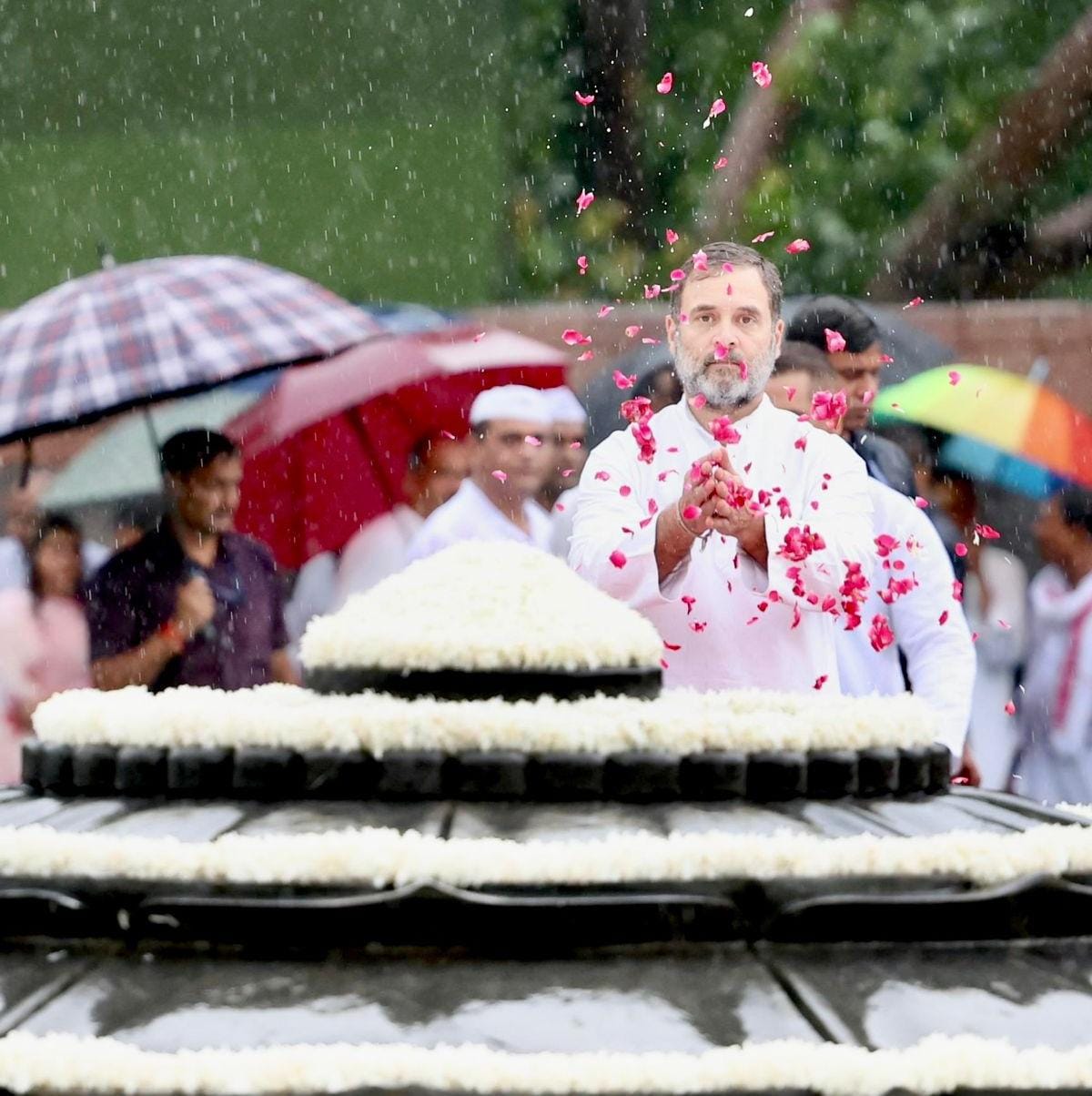 राजीव गांधी की 80वीं जयंती आज: 'वीर भूमि' पहुंच राहुल गांधी ने पिता को दी श्रद्धांजलि, पीएम मोदी खरगे समेत इन नेताओं ने किया नमन।