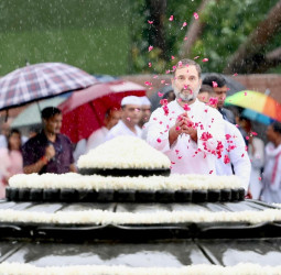 राजीव गांधी की 80वीं जयंती आज: 'वीर भूमि' पहुंच राहुल गांधी ने पिता को दी श्रद्धांजलि, पीएम मोदी खरगे समेत इन नेताओं ने किया नमन।