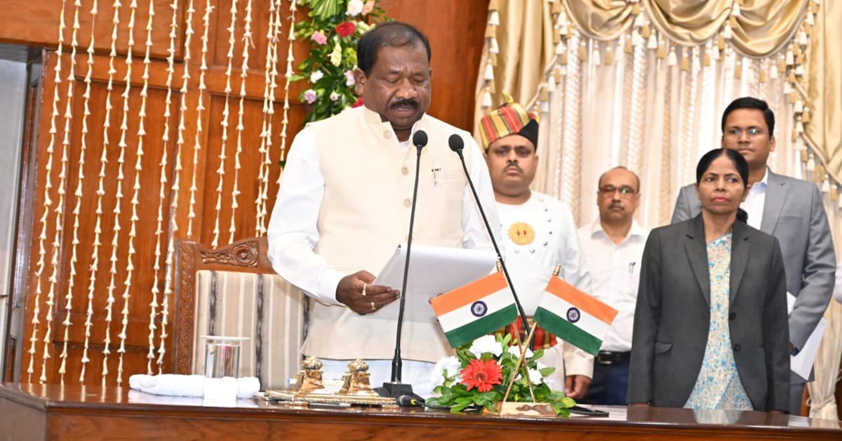 JMM विधायक रामदास सोरेन ने मंत्री पद की शपथ ग्रहण की, चंपई सोरेन की ली जगह।