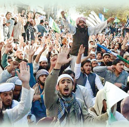 पाकिस्तान में ईशनिंदा से जुड़े फैसले का विरोध: सुप्रीम कोर्ट में घुसे हजारों कट्टरपंथी, चीफ जस्टिस के सिर पर रखा एक करोड़ का इनाम।