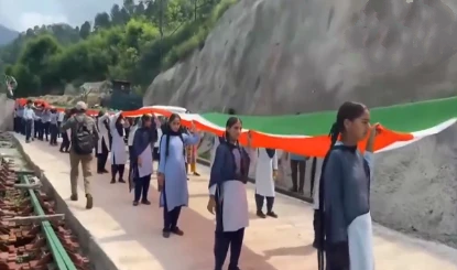 दुनिया के सबसे ऊंचे रेलवे पुल पर फहराया गया 735 मीटर लंबा तिरंगा, अरुणाचल में लहराया 600 फुट लंबा राष्ट्र ध्वज।