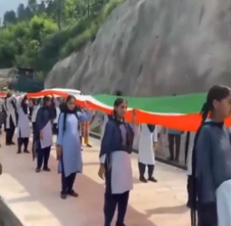 दुनिया के सबसे ऊंचे रेलवे पुल पर फहराया गया 735 मीटर लंबा तिरंगा, अरुणाचल में लहराया 600 फुट लंबा राष्ट्र ध्वज।