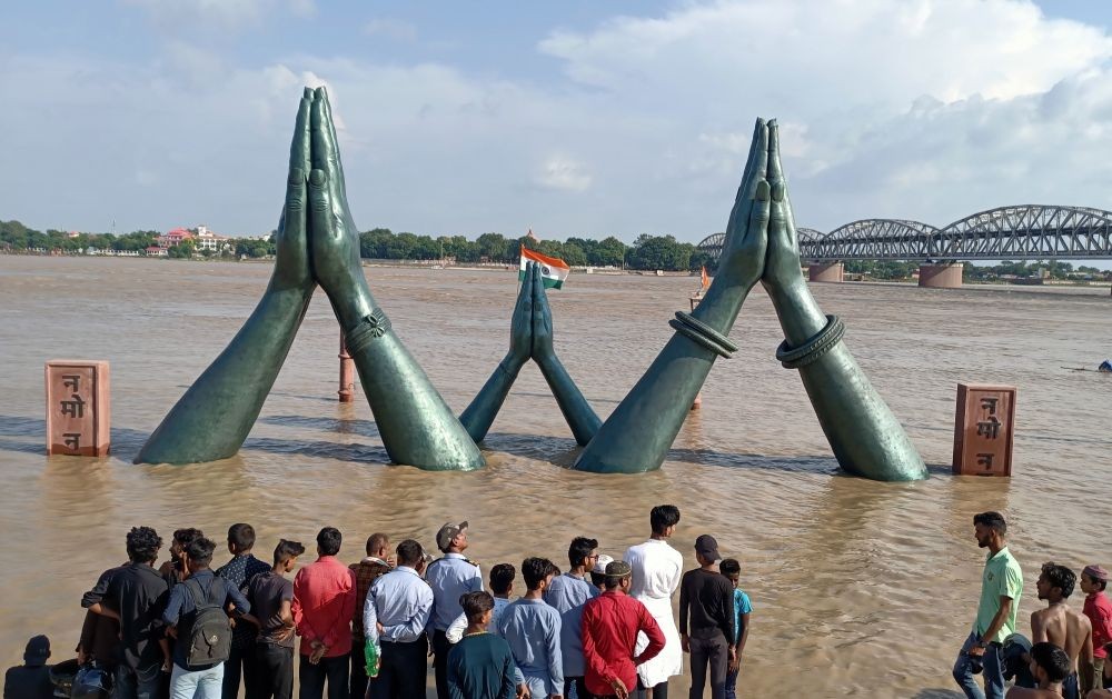 वाराणसी में डेढ़ मीटर घटा गंगा का जलस्तर, तीन सेंटीमीटर प्रति घंटा की रफ्तार से जलस्तर मे गिरावट; फिर बढ़ाने की आशंका।