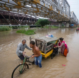 चेतावनी निशान के करीब पहुंचा यमुना नदी का जलस्तर, निचले हिस्से में बाढ़ की आशंका।