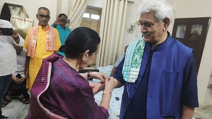 जम्मू कश्मीर के उप राज्यपाल ने सोनभद्र में बंधवाई राखी, बहन ने तिलक लगाकर उतारी आरती।