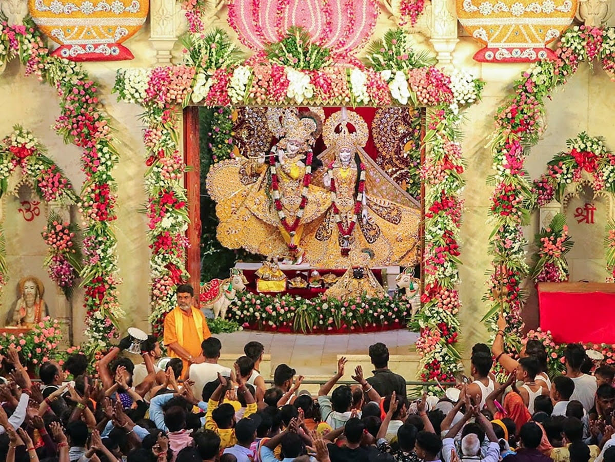 हाथी-घोड़ा पालकी, जय कन्हैया लाल की! मथुरा जन्मस्थान में अष्टमी की अर्धरात्रि को जन्में कन्हा, ब्रज में मची जन्माष्टमी की धूम, देखें- कैसे झूम उठा इंडिया।