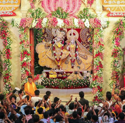 हाथी-घोड़ा पालकी, जय कन्हैया लाल की! मथुरा जन्मस्थान में अष्टमी की अर्धरात्रि को जन्में कन्हा, ब्रज में मची जन्माष्टमी की धूम, देखें- कैसे झूम उठा इंडिया।