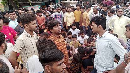 अमरोहा में जल ले जा रहे कांवड़ियों का रास्ता रोकने पर जमकर हंगामा, सड़क पर लगा जाम, तीन आरोपी हिरासत में।