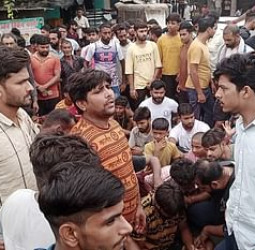 अमरोहा में जल ले जा रहे कांवड़ियों का रास्ता रोकने पर जमकर हंगामा, सड़क पर लगा जाम, तीन आरोपी हिरासत में।