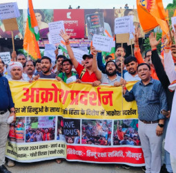 बांग्लादेश में हिंदुओं पर अत्याचार के खिलाफ वाराणसी में निकली जन आक्रोश यात्रा, 1KM तक भगवामय हुई सड़क, राष्ट्रपति को भेजा पत्र; देख तस्वीर।