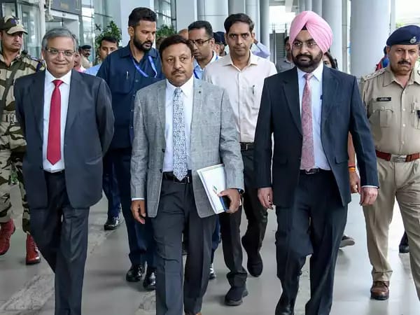 जम्मू-कश्मीर में धारा 370 हटने के बाद पहली बार होंगे विधानसभा चुनाव, निर्वाचन आयोग आज दोपहर तीन बजे करेगा तारीखों का ऐलान।