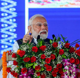 लखपति दीदी सम्मेलन में शामिल हुए पीएम मोदी, 11 लाख महिलाओं को बांटे सर्टिफिकेट; लाभार्थियों से की बात।