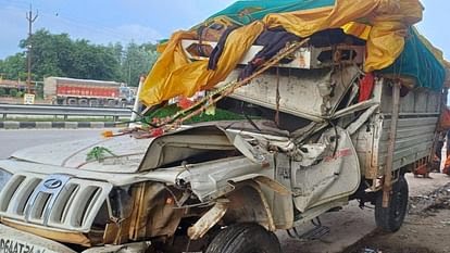 यूपी के कौशाम्बी में बड़ा हादसा : कांवड़ियों से भरी पिकअप खडे़ कंटेनर से भिड़ी, महिला सहित 3 की मौत, सीएम ने जताया दुख।