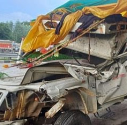 यूपी के कौशाम्बी में बड़ा हादसा : कांवड़ियों से भरी पिकअप खडे़ कंटेनर से भिड़ी, महिला सहित 3 की मौत, सीएम ने जताया दुख।