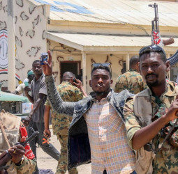 सूडान में अर्धसैनिक समूह के लड़ाकों ने ग्रामीणों पर बरपाया कहर, कम से कम 85 लोगों की कर दी हत्या।