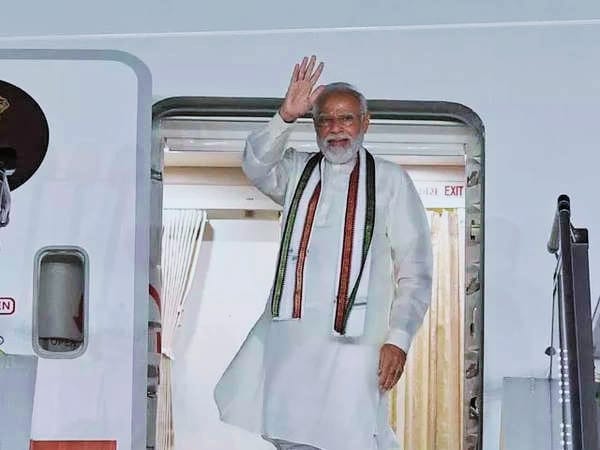 पोलैंड के लिए रवाना हुए पीएम मोदी, यूक्रेन जंग पर दिया दुनिया को संदेश, कहा - 'युद्ध का शांतिपूर्ण समाधान निकले'