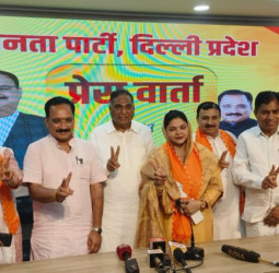 दिल्ली में बड़ी राजनीतिक उठापटक : विधानसभा चुनाव से पहले AAP को तगड़ा झटका, 5 पार्षद बीजेपी में शामिल।