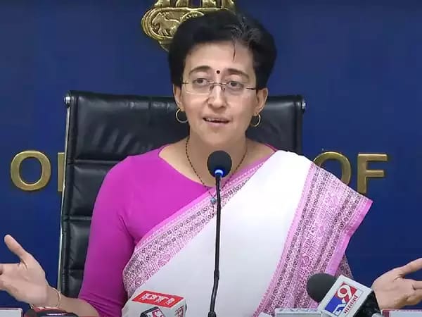 CM केजरीवाल की तस्‍वीर के बिना अखबारों में विज्ञापन देने पर भड़की आतिशी, अधिकारियों को भेजा कारण बताओ नोटिस।