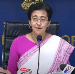 CM केजरीवाल की तस्‍वीर के बिना अखबारों में विज्ञापन देने पर भड़की आतिशी, अधिकारियों को भेजा कारण बताओ नोटिस।