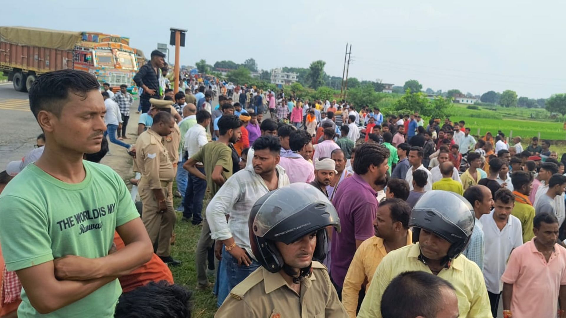 वाराणसी में भीषण हादसा: टैंकर की चपेट में आने से बाइक सवार मासूम समेत तीन की मौत, नाराज लोगों में आक्रोश।