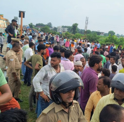 वाराणसी में भीषण हादसा: टैंकर की चपेट में आने से बाइक सवार मासूम समेत तीन की मौत, नाराज लोगों में आक्रोश।