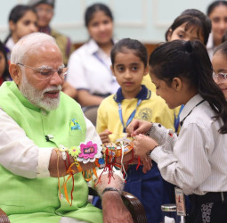 देश भर में रक्षाबंधन की धूम! प्रधानमंत्री मोदी ने स्कूली छात्रों से बनवाई राखी; सीएम योगी समेत तमाम नेताओं ने दी बधाई।
