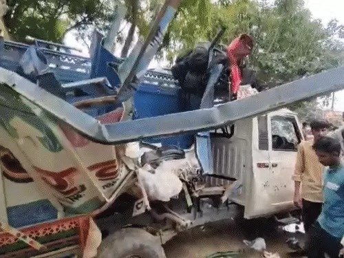 यूपी : बुलंदशहर में भीषण सड़क हादसा, पिकअप और बस की टक्कर में 10 लोगों की दर्दनाक मौत, 27 अन्य घायल।