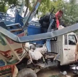 यूपी : बुलंदशहर में भीषण सड़क हादसा, पिकअप और बस की टक्कर में 10 लोगों की दर्दनाक मौत, 27 अन्य घायल।