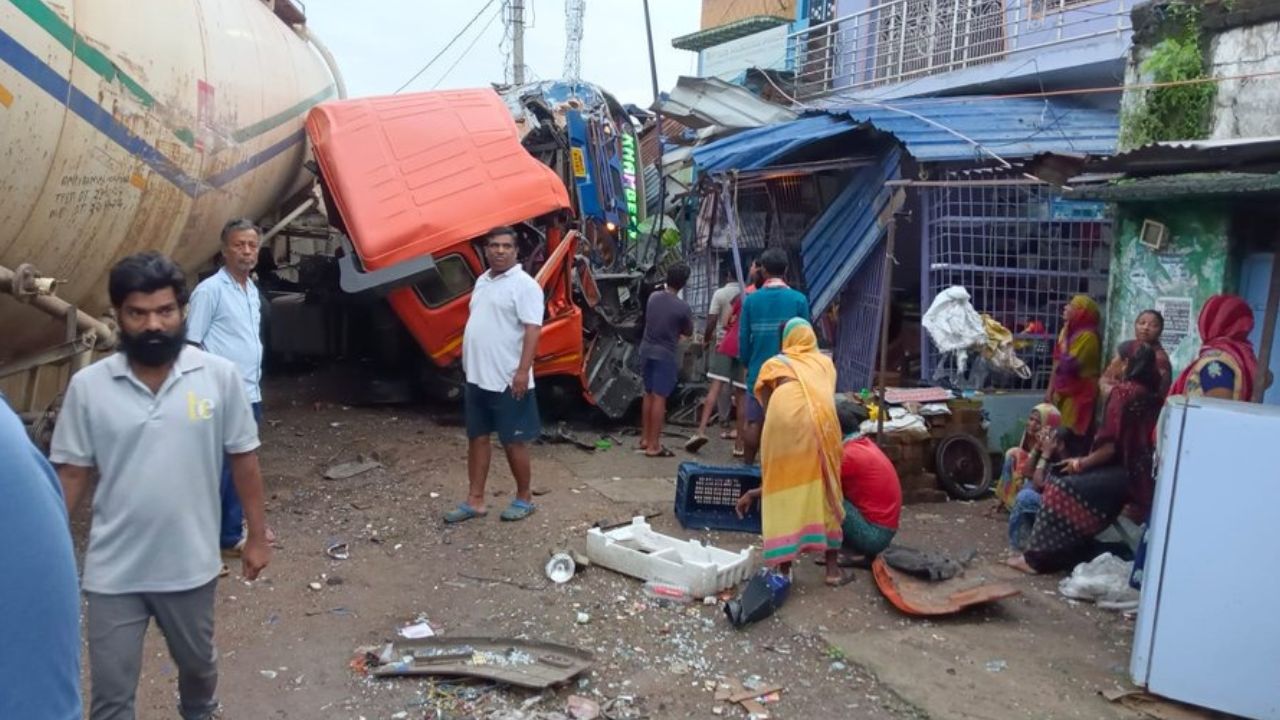 ओडिशा में बस से टकराने के बाद दुकान पर पलटा टैंकर, चार लोगों की मौत और 13 घायल।