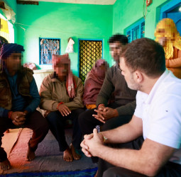 हाथरस कांड: 'न घर मिला, न नौकरी', रेप पीड़ित परिवार से मिले राहुल गांधी, लगाए BJP सरकार पर गंभीर आरोप।