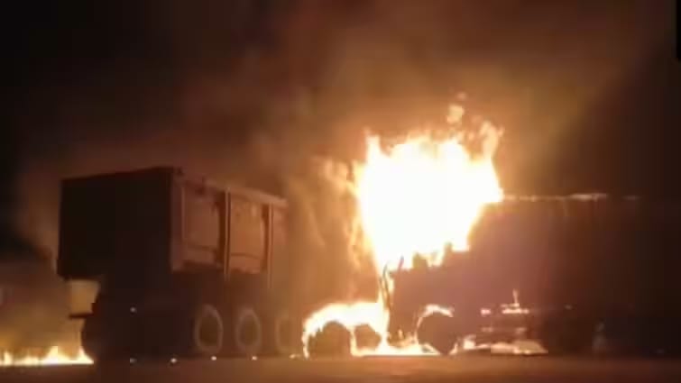 यूपी : हमीरपुर में पेट्रोल पंप पर डंपर और ट्रक की टक्कर से भड़की आग, दो लोगो कि जिंदा जलकर दर्दनाक मौत।