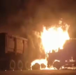 यूपी : हमीरपुर में पेट्रोल पंप पर डंपर और ट्रक की टक्कर से भड़की आग, दो लोगो कि जिंदा जलकर दर्दनाक मौत।