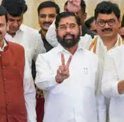 देवेंद्र फडणवीस ने ली महाराष्ट्र के मुख्यमंत्री पद की शपथ, एकनाथ शिंदे और अजीत पवार बने उपमुख्यमंत्री; पीएम मोदी भी हुए शामिल।