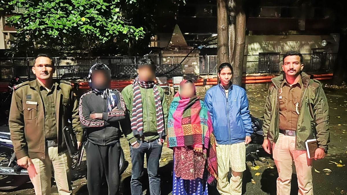 दिल्ली में अवैध बांग्लादेशी नागरिकों के खिलाफ बड़ी कार्रवाई, पुलिस ने 8 लोगों को पकड़कर बांग्लादेश भेजा।