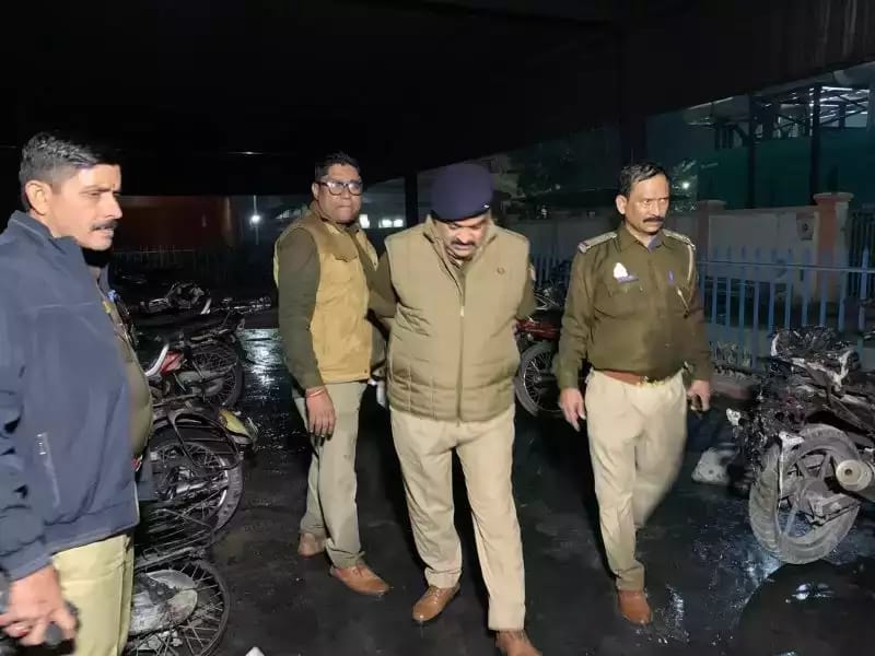 वाराणसी में कैंट स्टेशन के वाहन स्टैंड में लगी भीषण आग, 200 मोटरसाइकिल जलकर खाक, मची अफरातफरी।