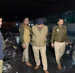 वाराणसी में कैंट स्टेशन के वाहन स्टैंड में लगी भीषण आग, 200 मोटरसाइकिल जलकर खाक, मची अफरातफरी।