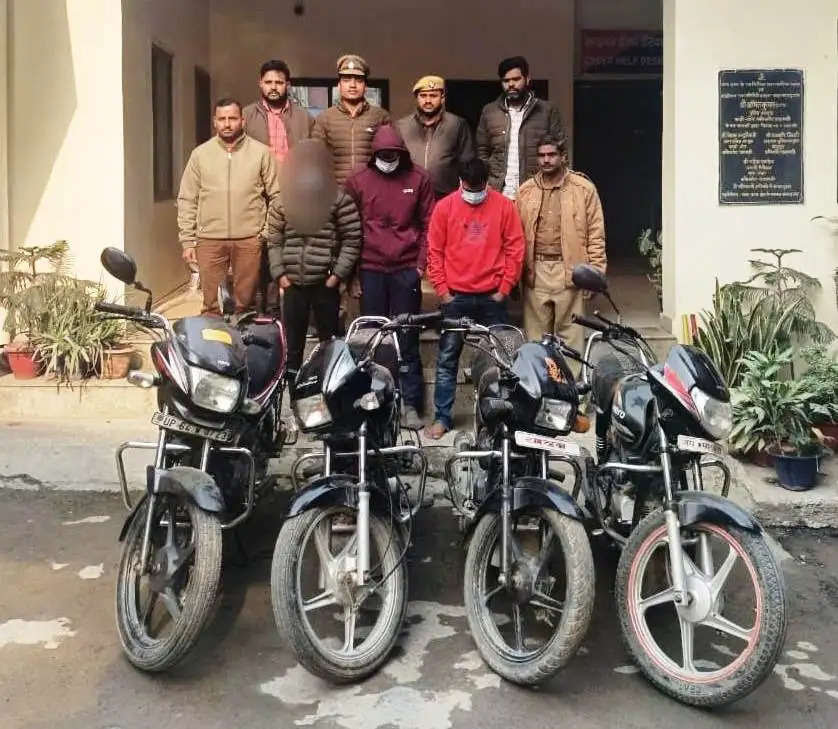 Varanasi : लंका पुलिस का बड़ा खुलासा: वाहन चोर गिरोह का भंडाफोड़, 3 गिरफ्तार, 4 चोरी की मोटरसाइकिलें बरामद।