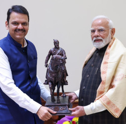 दिल्ली में पीएम मोदी से मिले CM फडणवीस, 14 दिसंबर को बड़े ऐलान की तैयारी।