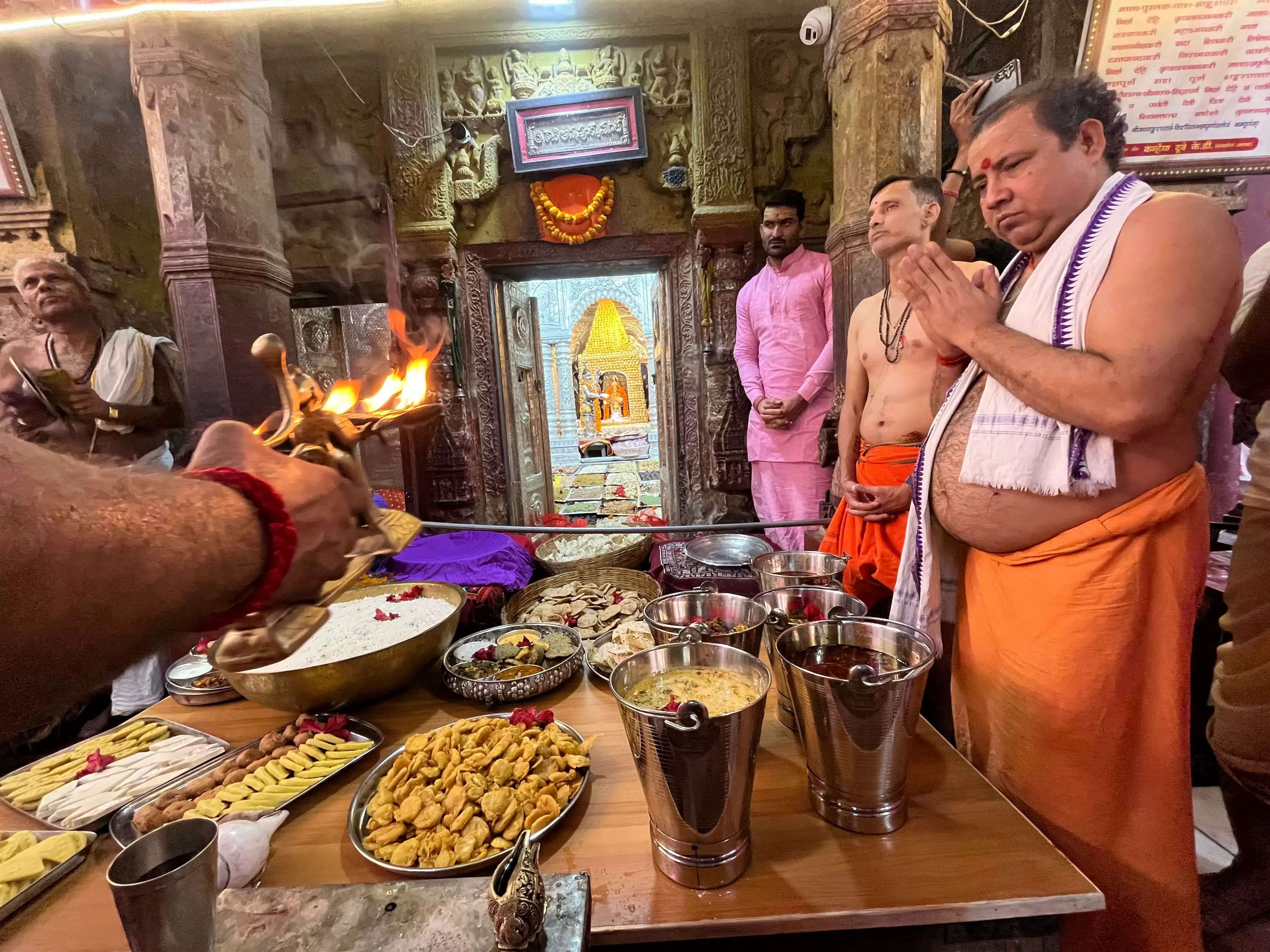 वाराणसी में अन्नकूट महापर्व: बाबा विश्वनाथ और अन्नपूर्णा मंदिर में चढ़ा 525 कुंतल का भव्य प्रसाद, श्रद्धालुओं की उमड़ी भीड़।