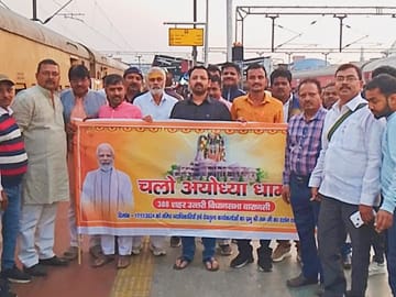 Varanasi News : मंत्री रविन्द्र जायसवाल कराएंगे लोगो को प्रभु श्रीराम का दर्शन, काशी से सैकड़ों श्रद्धालु रवाना।