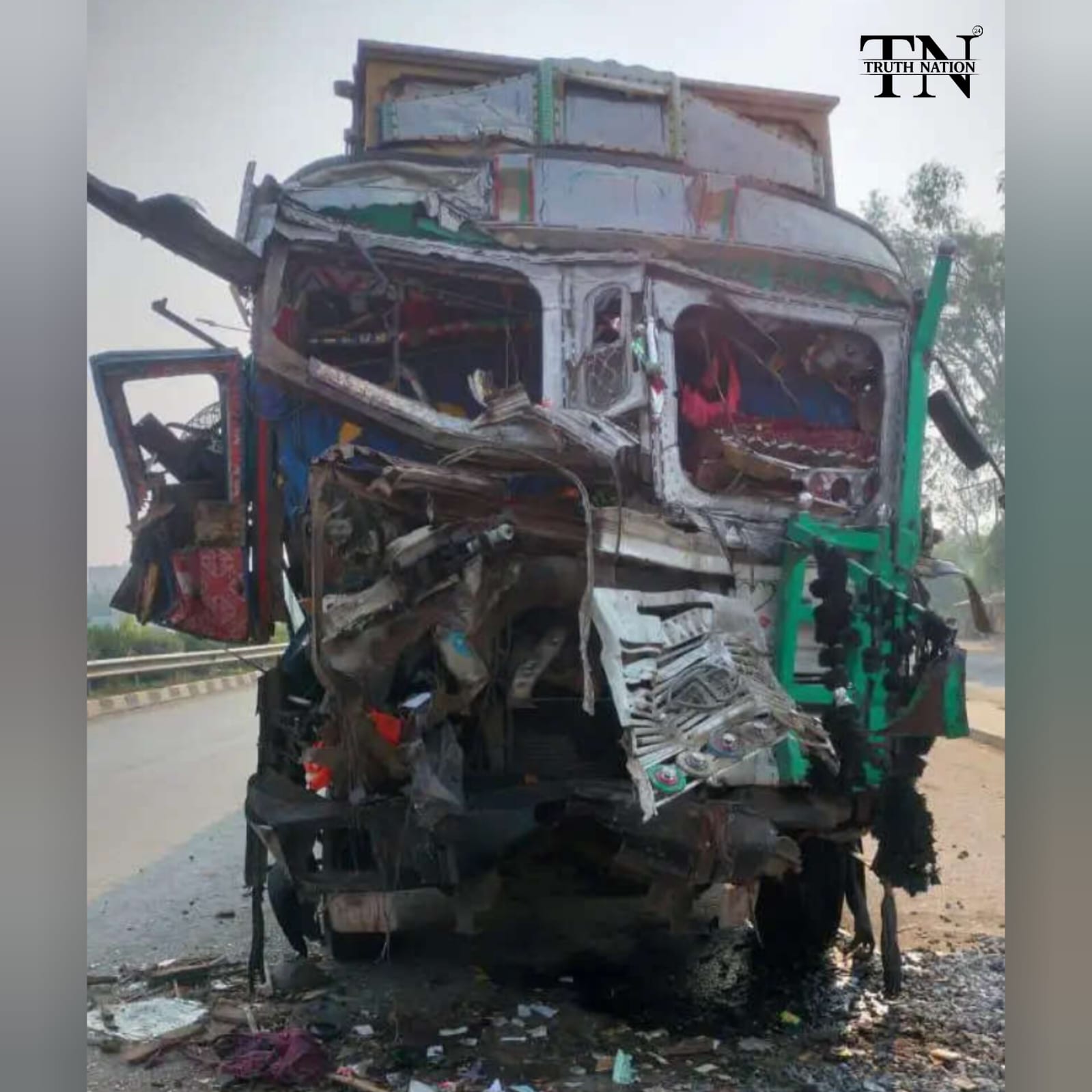 वाराणसी में दर्दनाक हादसा: खड़ी ट्रक से टकराई दूसरी ट्रक, चालक की मौत, खलासी घायल।